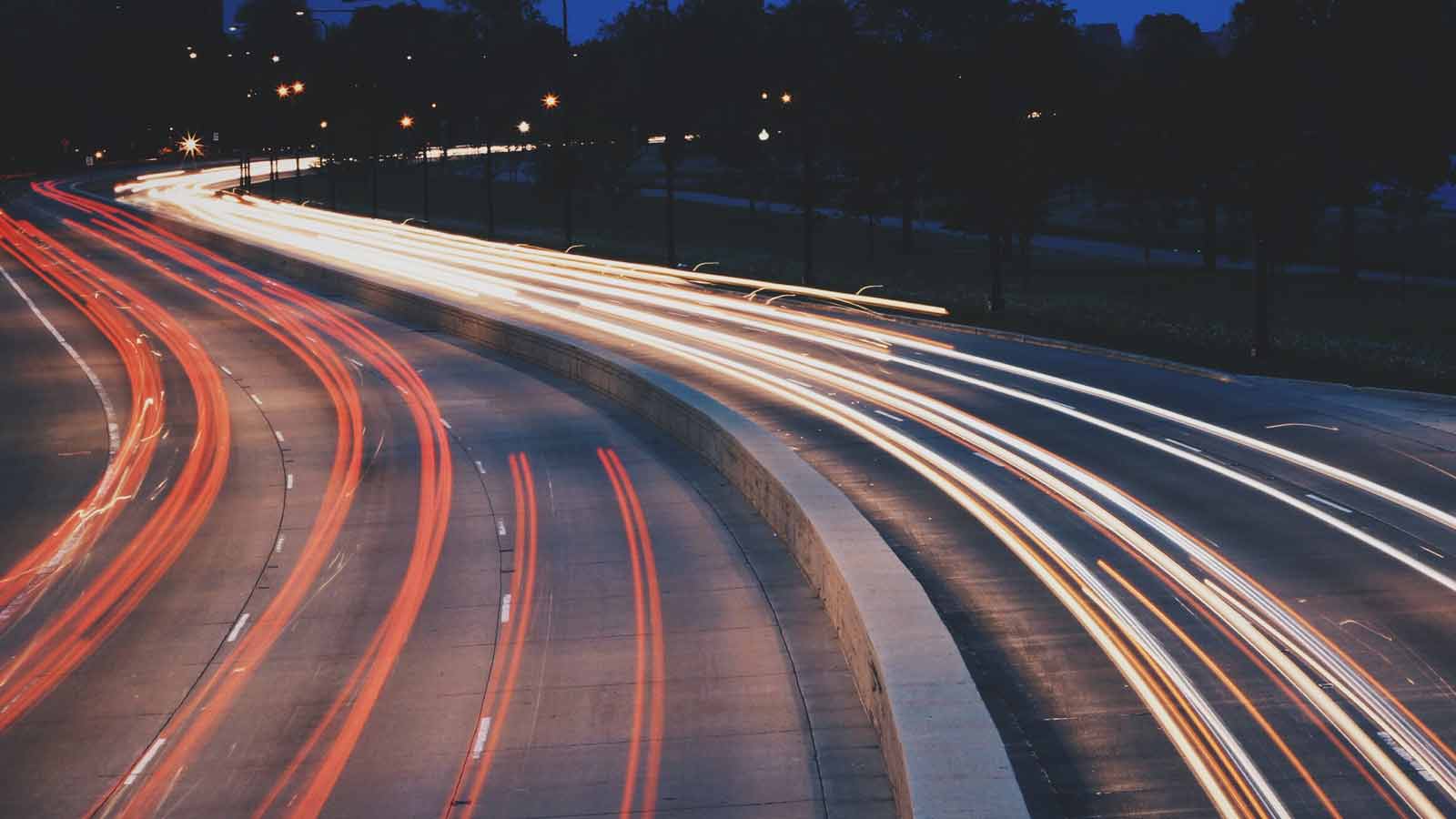 Motorway Service Area by Night | Aire Service su Nuit | Autobahn und Raststation in der Nacht © George Caleb / Unsplash.com